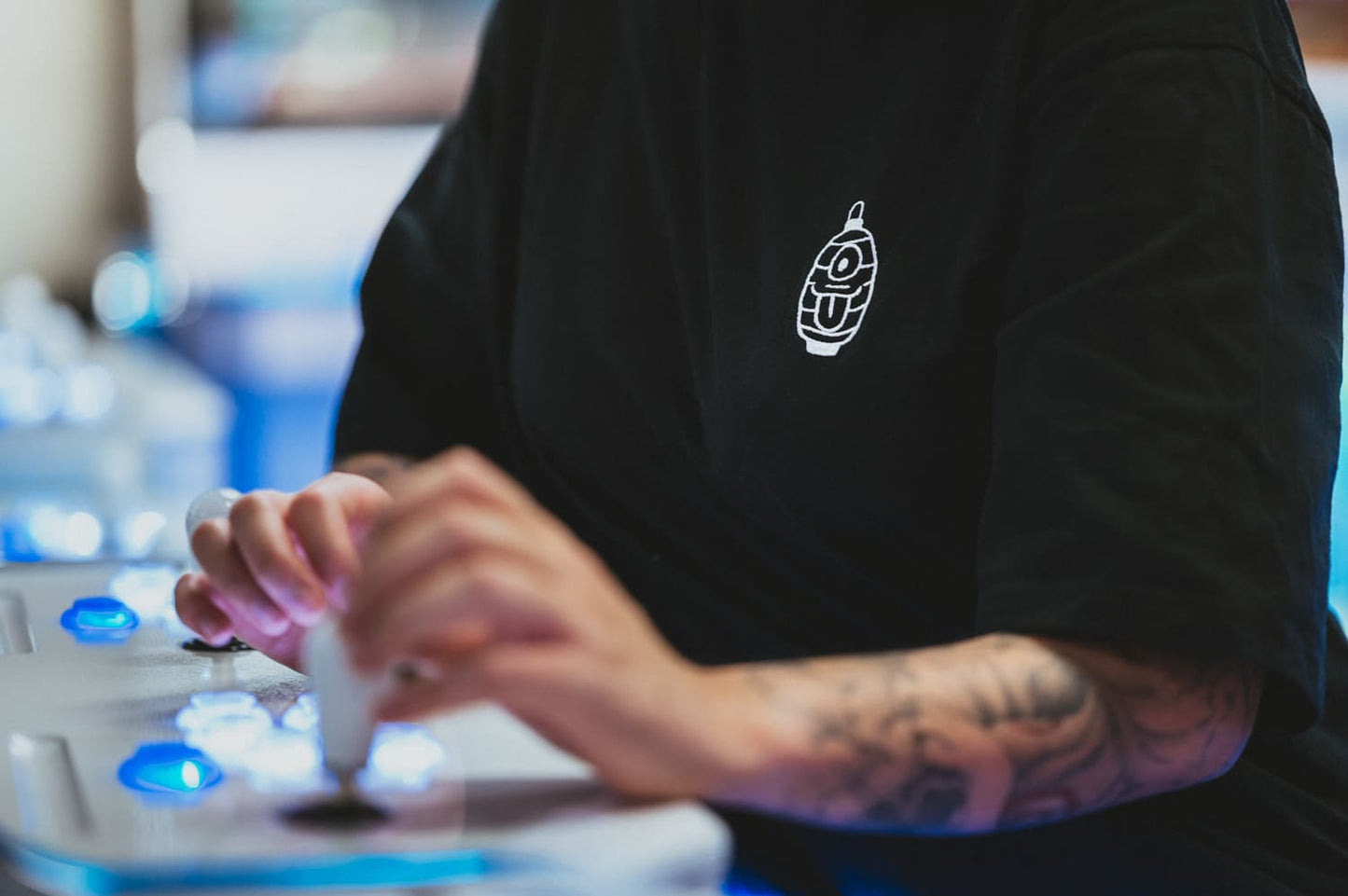 Zoom sur broderie Lanterne tee shirt noir