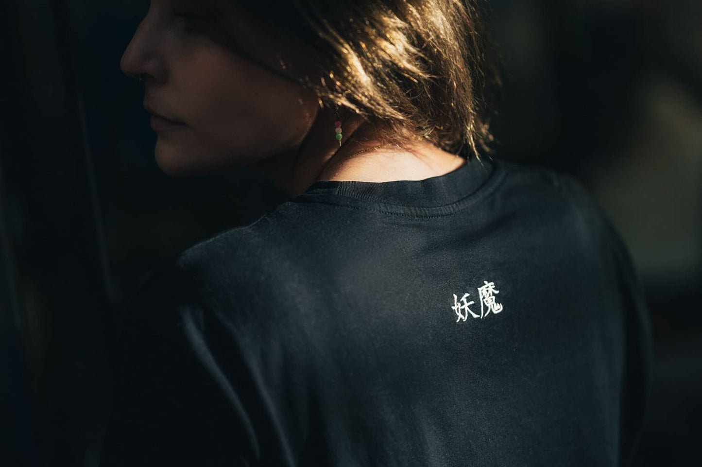 Zoom sur broderie Tanuki tee shirt noir